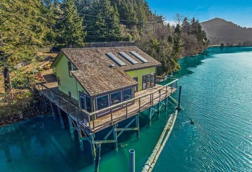 Stunning River Retreat On The Oregon Coast