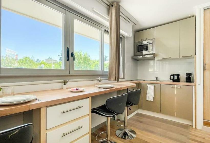 Homey Calvin   New / Free Parking / Proche Tram