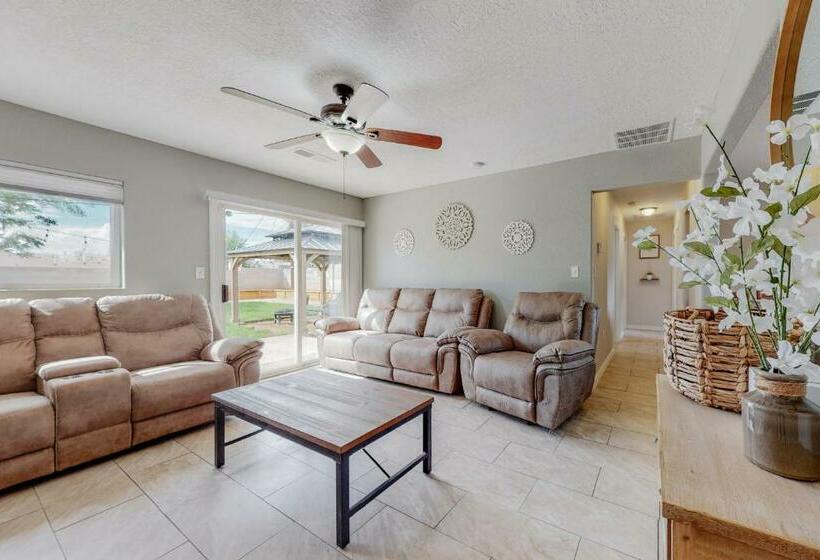 Comfortable 3 Bedroom Home With Spacious Backyard