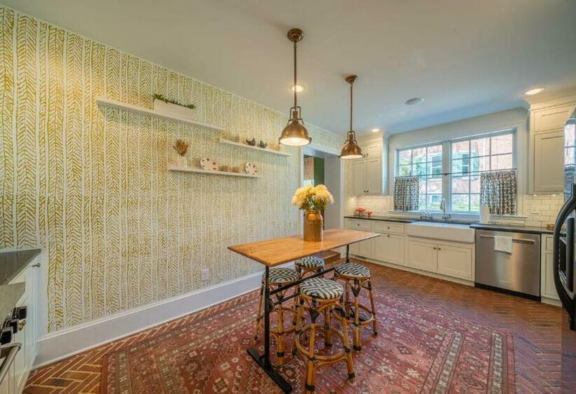 The Walton House Historic 3bd 2 5ba With Parking