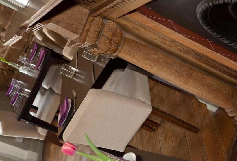 هتل The Warwick Arms