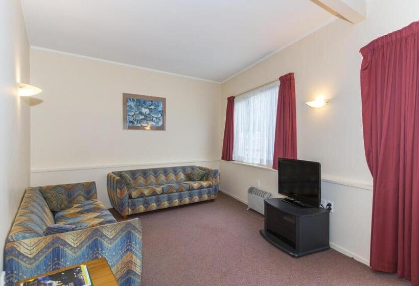 مُتل Fernhill Motor Lodge
