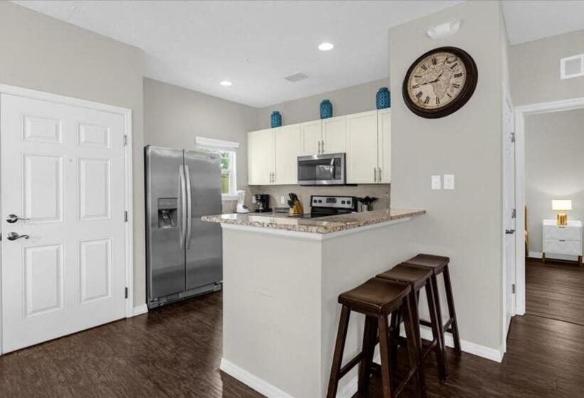4 Bedrooms 3 Bathrooms West Lucaya 3200 Ol