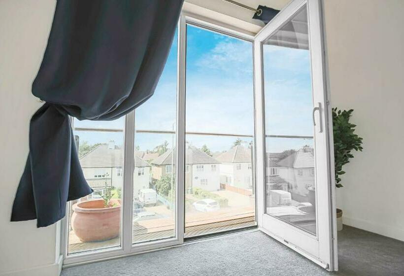 Duplex 2 Bedroom Apartment Close To City Centre Balcony, Free Parking, Fast Wifi & Smart Tvs By