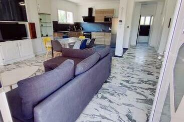 La Villa Castel   Haut De Villa   Parkings  3 Chambres   8 Couchages   Jardin   Barbecue
