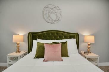 Luxury Pink Olive Near Shopping, Waterpark, Great For Remote Work