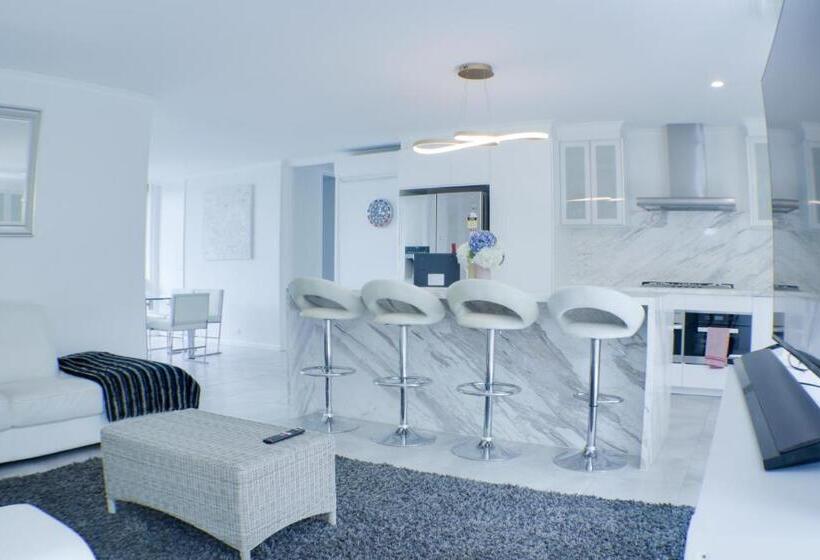 Luxury Spacious 3 Bedroom Suite On Exclusive Lansell Rd, Toorak