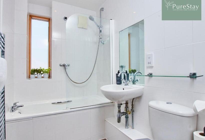 Beautiful Four Bed House By Purestay Short Lets & Serviced Accommodation Coventry With Parking