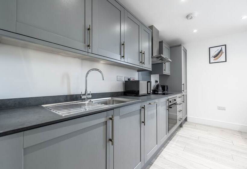 Stunning 2 Bed Apartment In Camberley