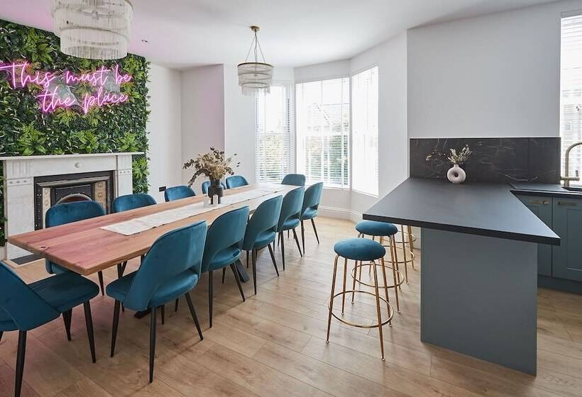 Host & Stay   Parkside Villa