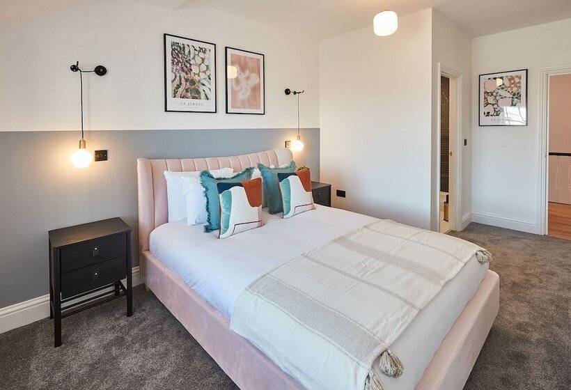 Host & Stay   Parkside Villa