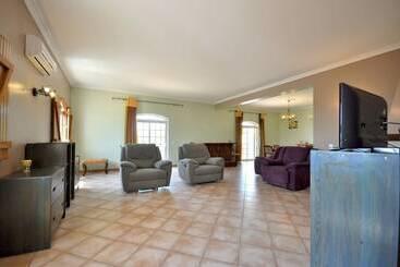 Large Country Villa With Private Pool, Vilamoura