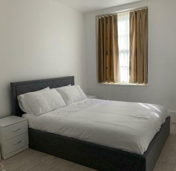 New Look Flat In Waterloo