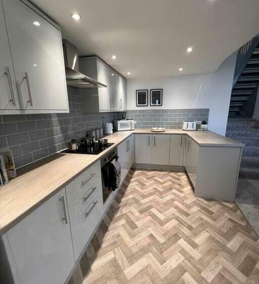 Stay At The Penn! 5 Bedroomed Home In Treharris