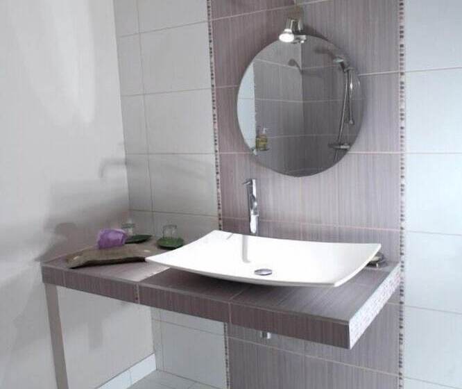 هتل Logis Hôtel Le Relais Louis Xi