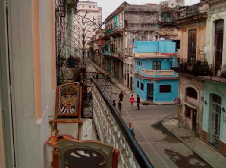 مسافرخانه Chez Chantal House