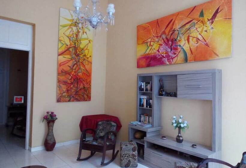 مسافرخانه Chez Chantal House