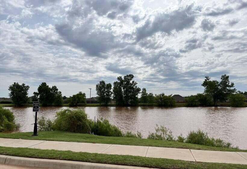 The Cosmopolitan Modern, Cozy, New 3bedroom Home