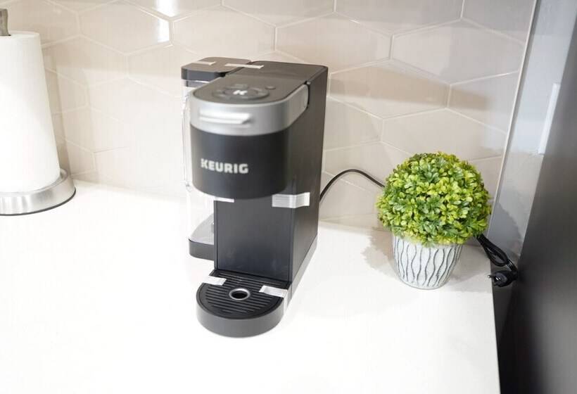 The Cosmopolitan Modern, Cozy, New 3bedroom Home