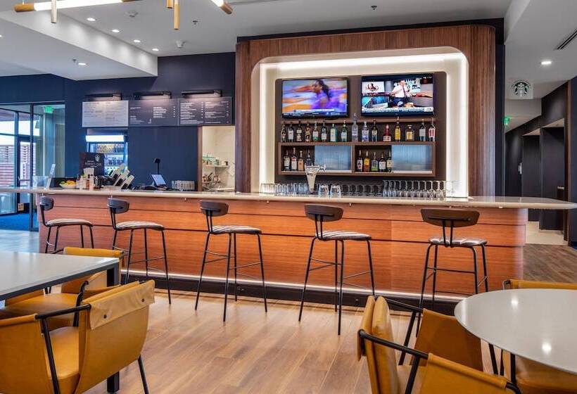هتل Courtyard By Marriott Conway