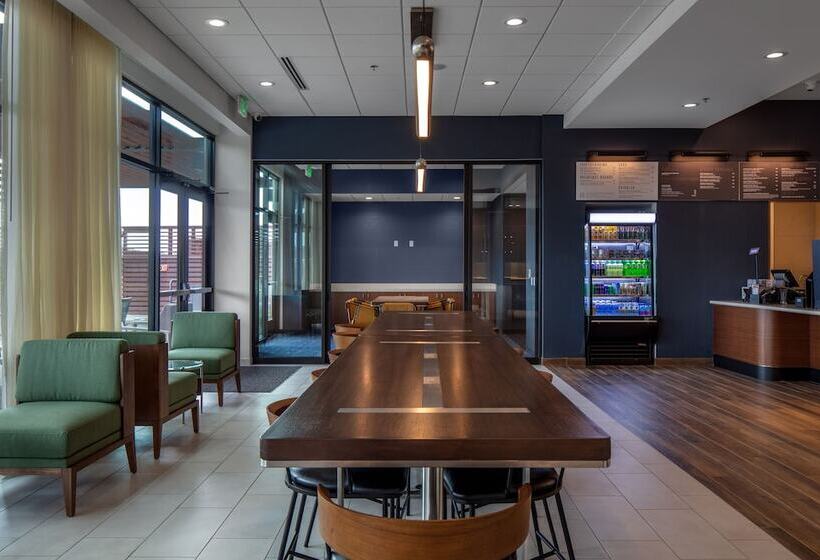 هتل Courtyard By Marriott Conway