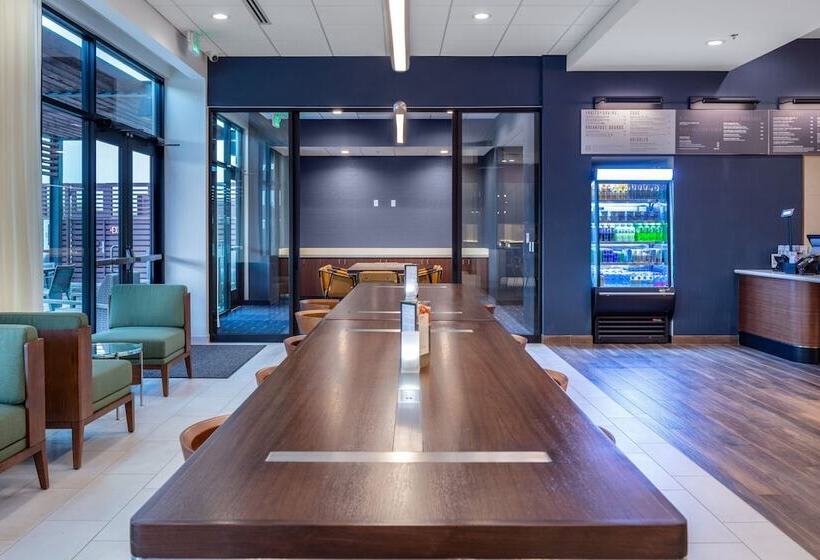 هتل Courtyard By Marriott Conway