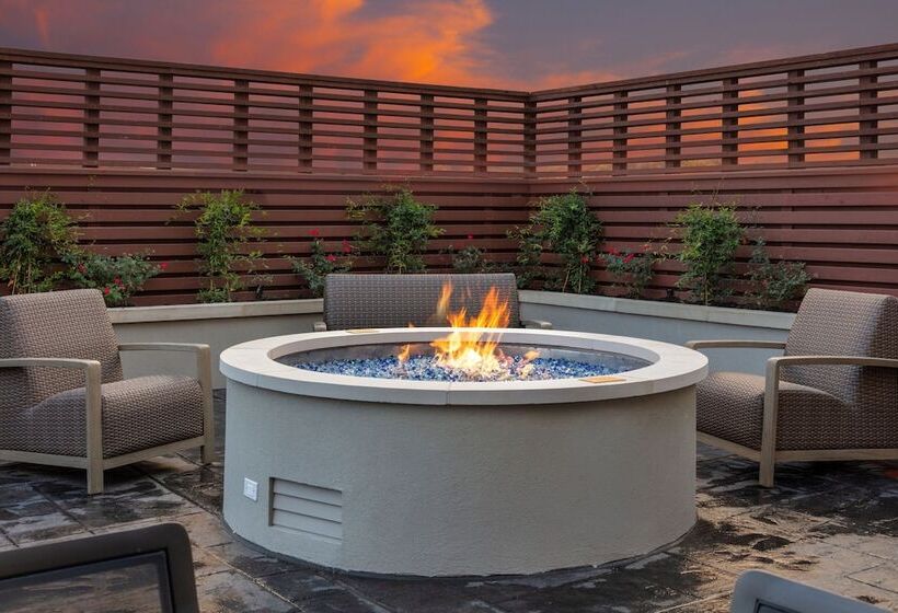 هتل Courtyard By Marriott Conway