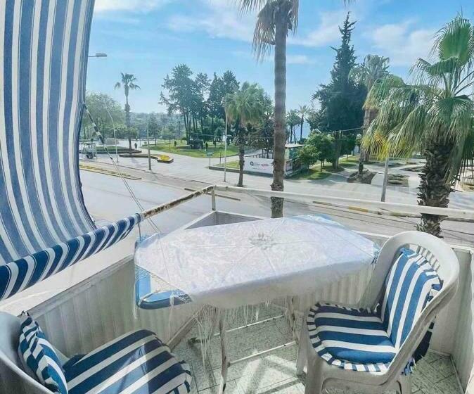 تختخواب و صبحانه Room With Sea View, Right In The Center