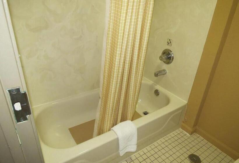 فندق على الطريق First Western Inn