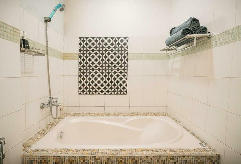 Cosy Room With Bath Tub In Hanoi Downtown