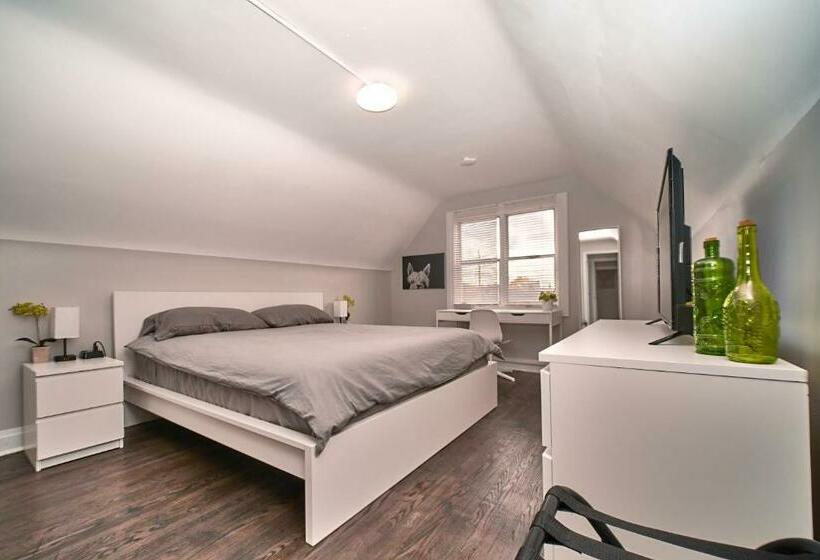 Hamilton Chic Retreat   Comfy Beds   Garden   Pool