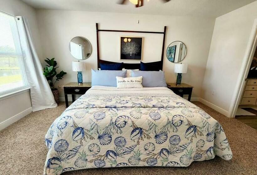 Entire Home  Gorgeous 3br Townhome Pool, Grill, Washer, Dryer, 2 Free Drive Up Spaces Sleeps 6 Close