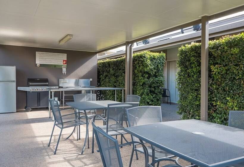 فندق Emerald Inn By Travellers