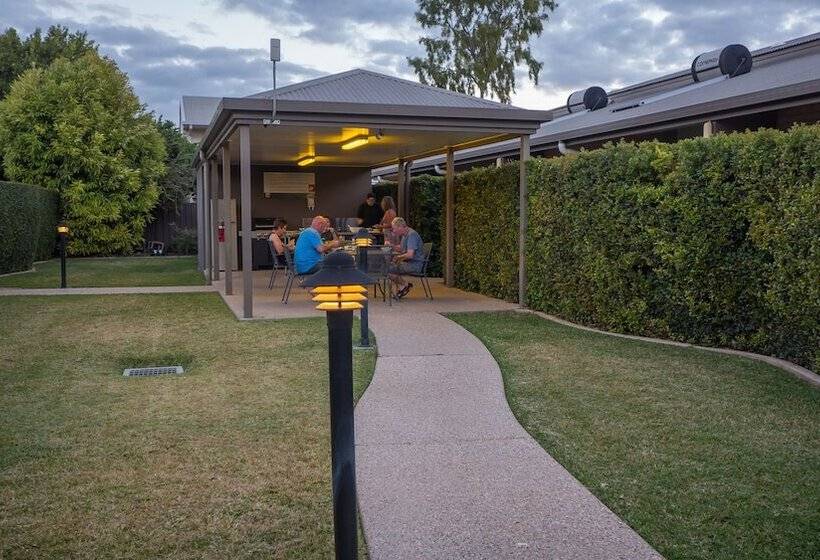 فندق Emerald Inn By Travellers