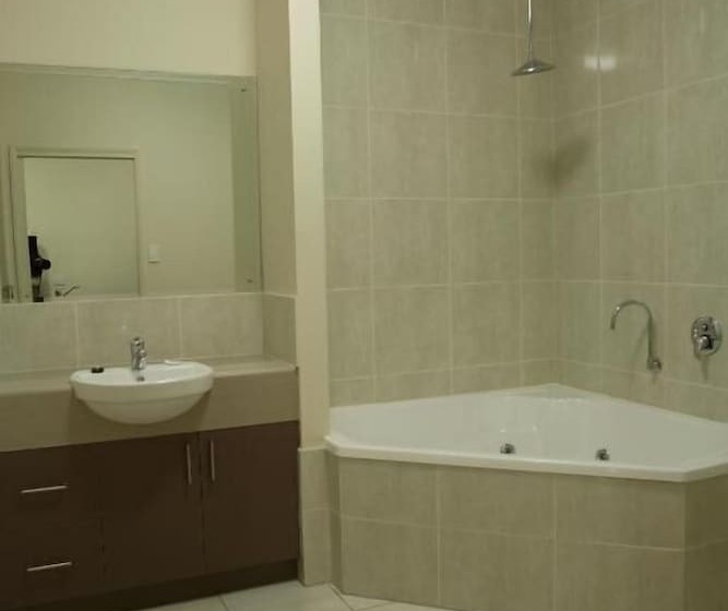 فندق Emerald Inn By Travellers