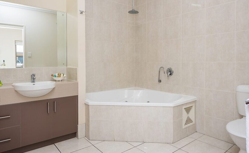 فندق Emerald Inn By Travellers