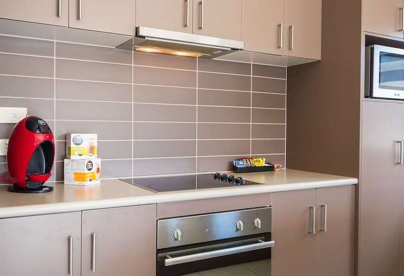 فندق Emerald Inn By Travellers