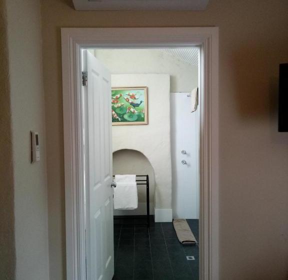 Отель Faversham House