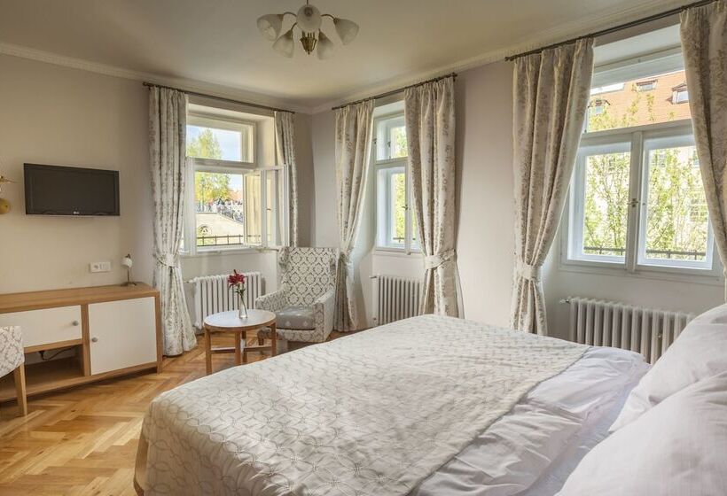 Hotel At The Golden Scissors