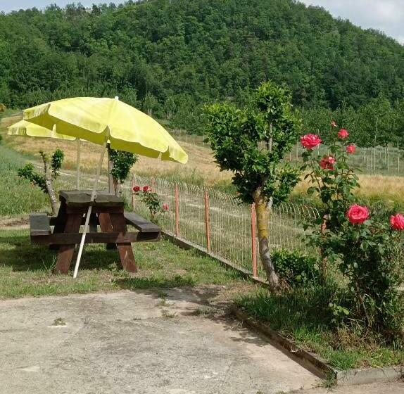 فندق صغير Rifugio Escursionistico Ex Scuola Grassi, Bubbio