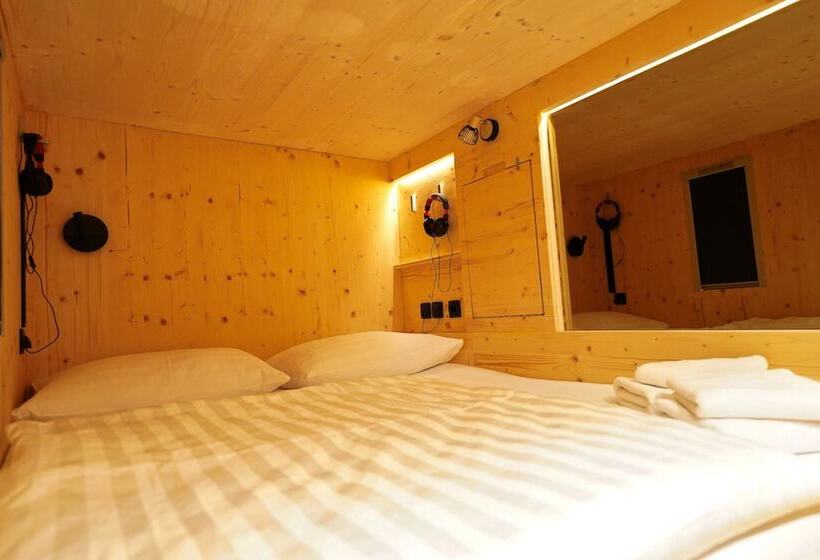 هتل کپسول Ljubljana Capsule Hostel