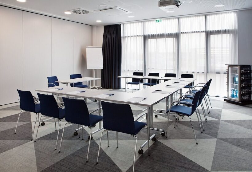 هتل Holiday Inn Express Dusseldorf Airport