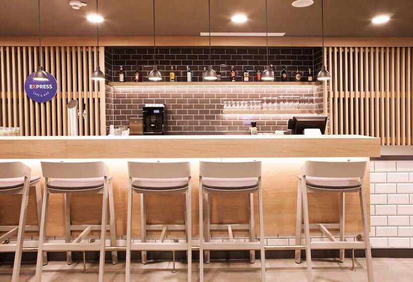 هتل Holiday Inn Express Dusseldorf Airport