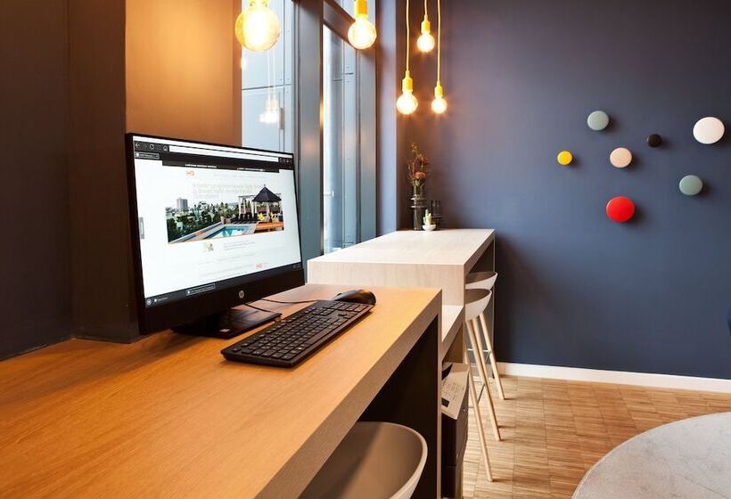 هتل Holiday Inn Express Dusseldorf Airport