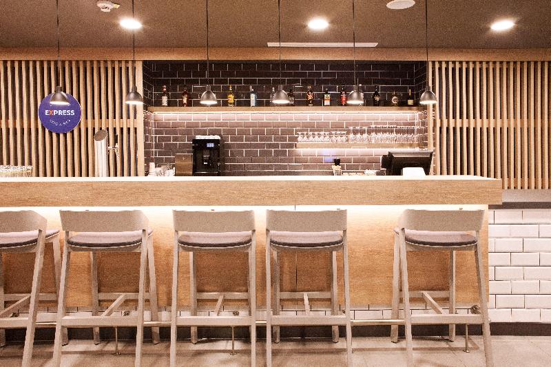 هتل Holiday Inn Express Dusseldorf Airport