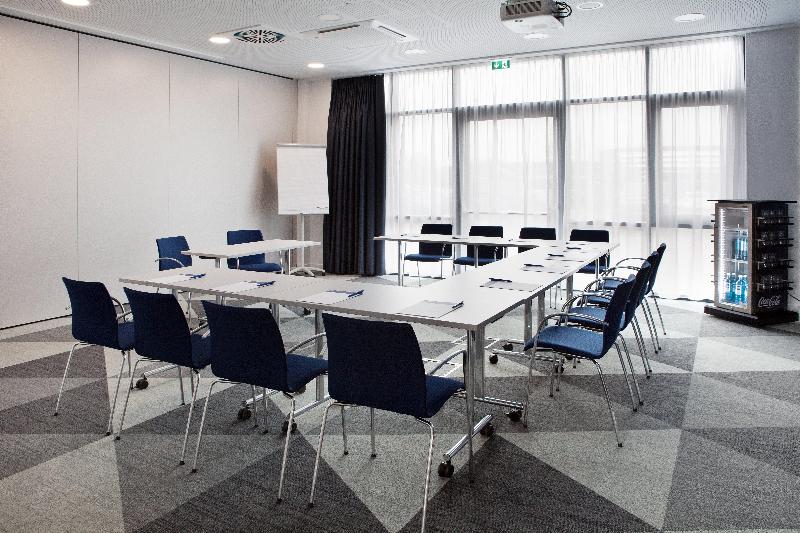 هتل Holiday Inn Express Dusseldorf Airport