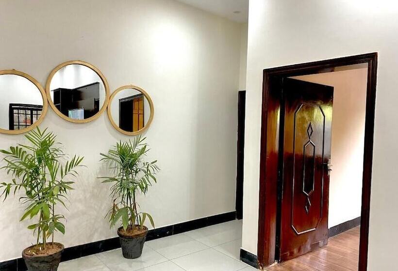 تختخواب و صبحانه The Comfort Lodge
