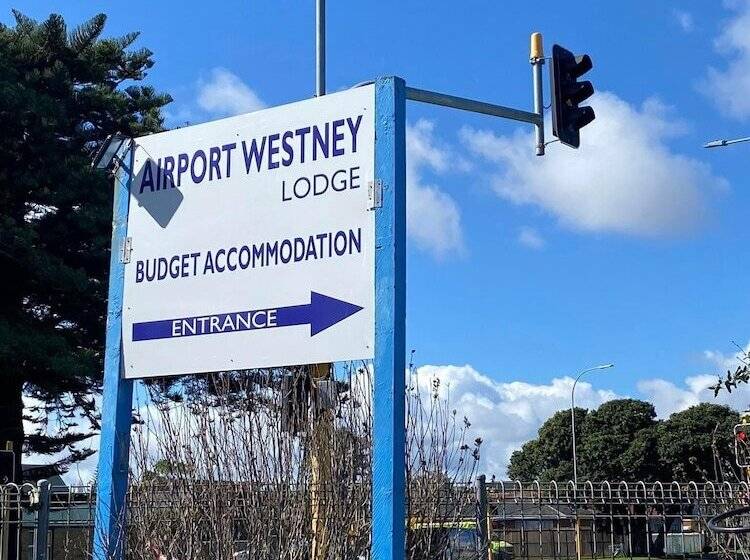 پانسیون Airport Westney Lodge