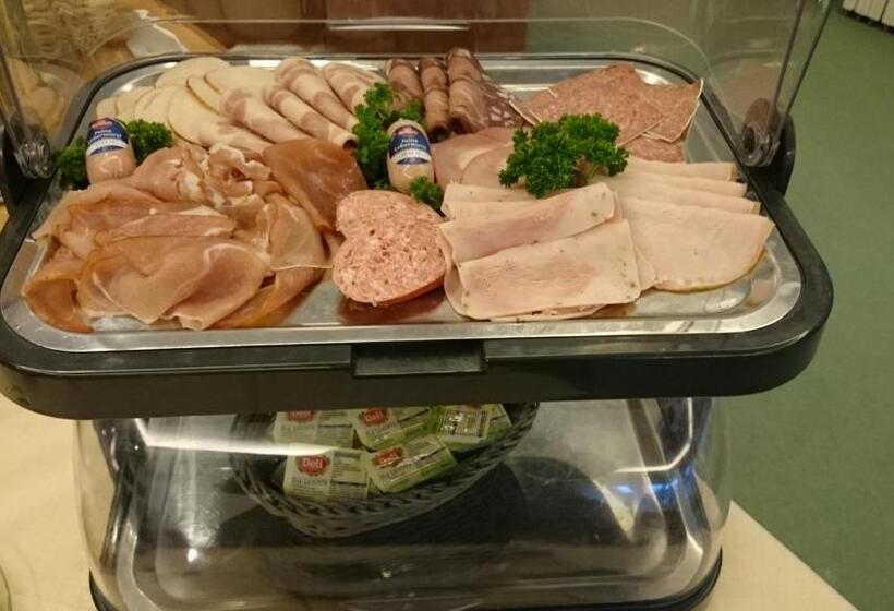 هتل Und Restaurant Rabennest Am Schweriner See