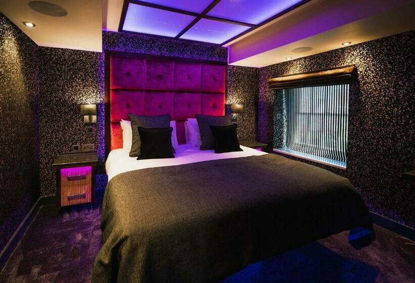 בית מלון כפרי Church Suites By The Cranleigh Boutique